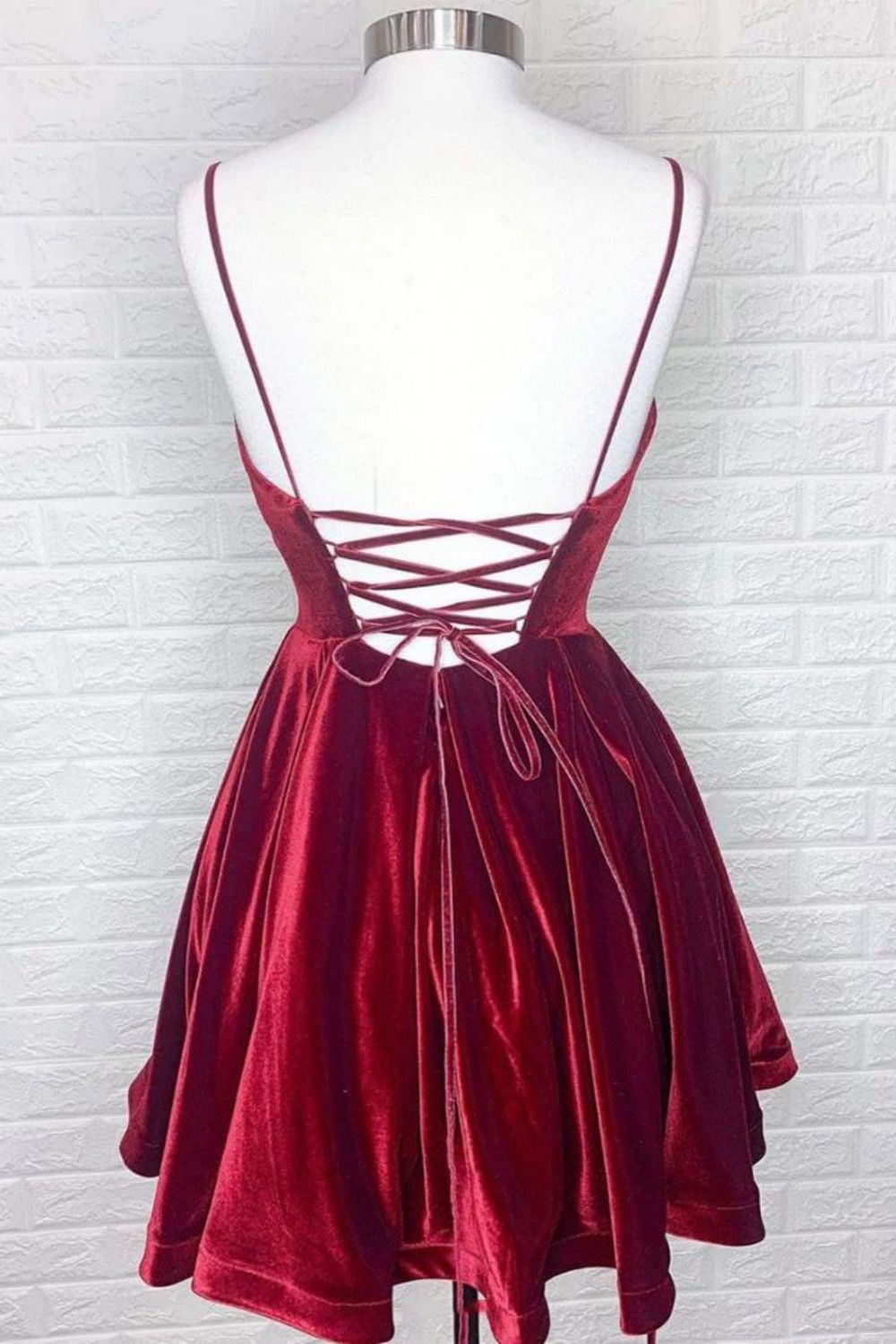 Vestido de fiesta Weitese de terciopelo burdeos con tirantes finos y corte en A